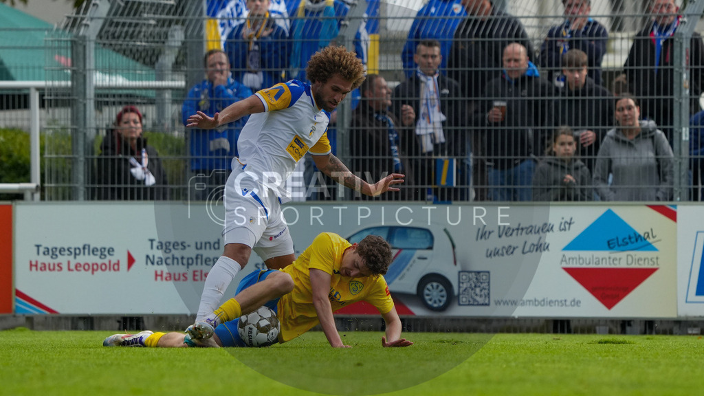 Fußball, Herren, Saison 2025/2026, Regionalliga Nordost, 11. Spieltag, FSV 63 Luckenwalde vs. FC Carl-Zeiss Jena, Samstag 05.10.2025, Werner-Seelenbinder-Stadion Luckenwalde, | Fußball, Herren, Saison 2025/2026, Regionalliga Nordost, 11. Spieltag, FSV 63 Luckenwalde vs. FC Carl-Zeiss Jena, Samstag 05.10.2025, Werner-Seelenbinder-Stadion Luckenwalde, Im Bild: Kevin Lenkfort (l. Jena) und Sofiene Jannene (r. Luckenwalde) - Realisiert mit Pictrs.com
