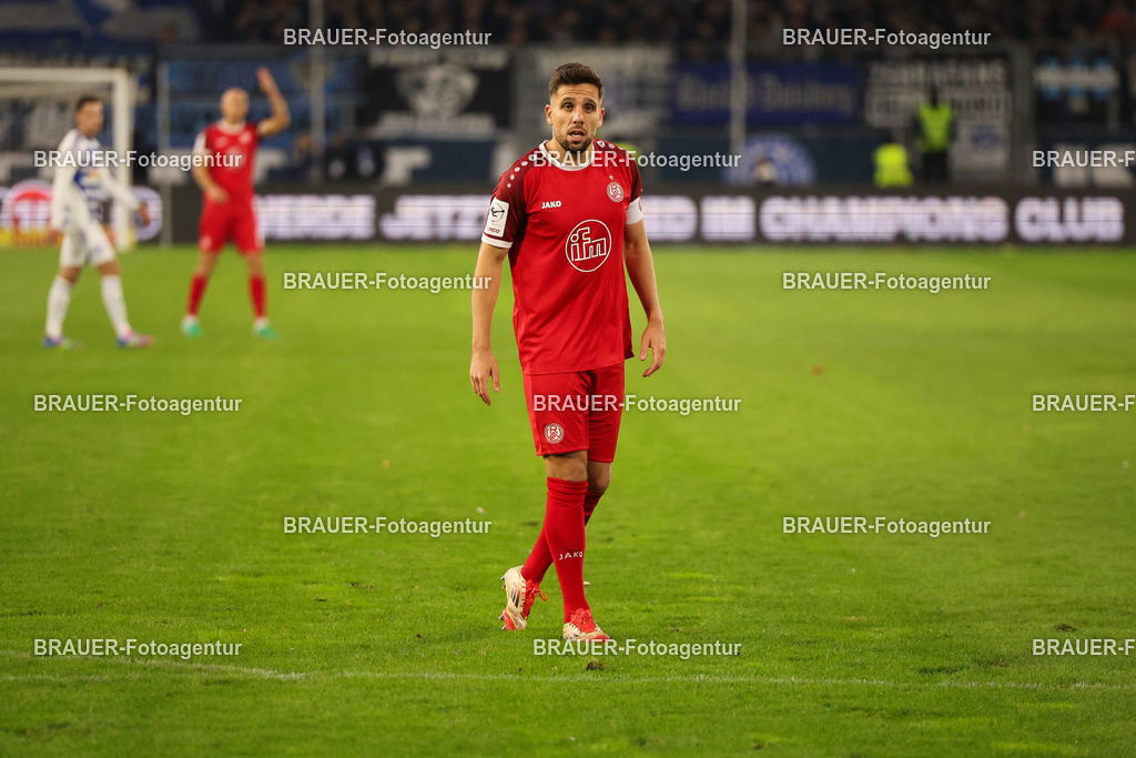MSV Duisburg - Rot-Weiss Essen  | Duisburg, Deutschland, 26.10.2025 Ahmet Arslan  (Rot-Weiss Essen) schaut während des 3.Liga Spiels zwischen MSV Duisburg und Rot-Weiss Essen in der Schauinsland-Reisen-Arena am 26.10.2025 in Duisburg (Foto von Timo Bluhmki-Schmidt/ Brauer Fotoagentur