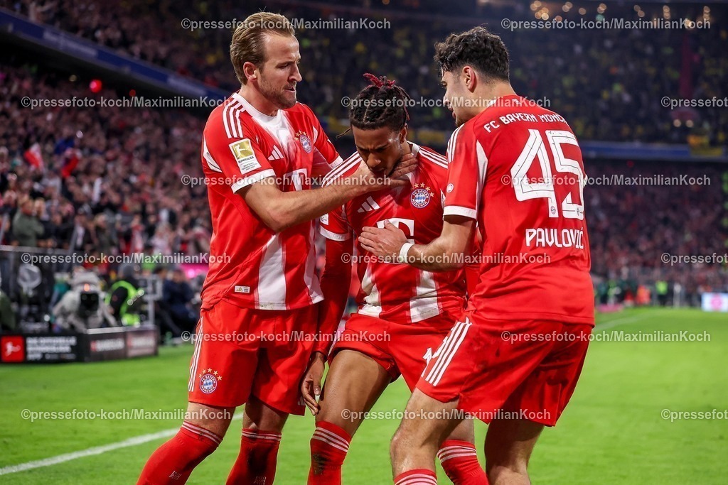 FCB18102501196 | 18.10.2025, Fußball, FC Bayern München - Borussia Dortmund, 1. Fußball Bundesliga, 7. Spieltag, Allianz Arena, Saison 2025 2026: Torjubel nach dem Tor zum 2:0 durch Torschütze Michael Olise (FC Bayern Muenchen #17)  zusammen mit  Harry Kane (FC Bayern Muenchen #09) Aleksandar Pavlovic (FC Bayern Muenchen #45) DFB regulations prohibit any use of photographs as image sequences and or quasi-video.