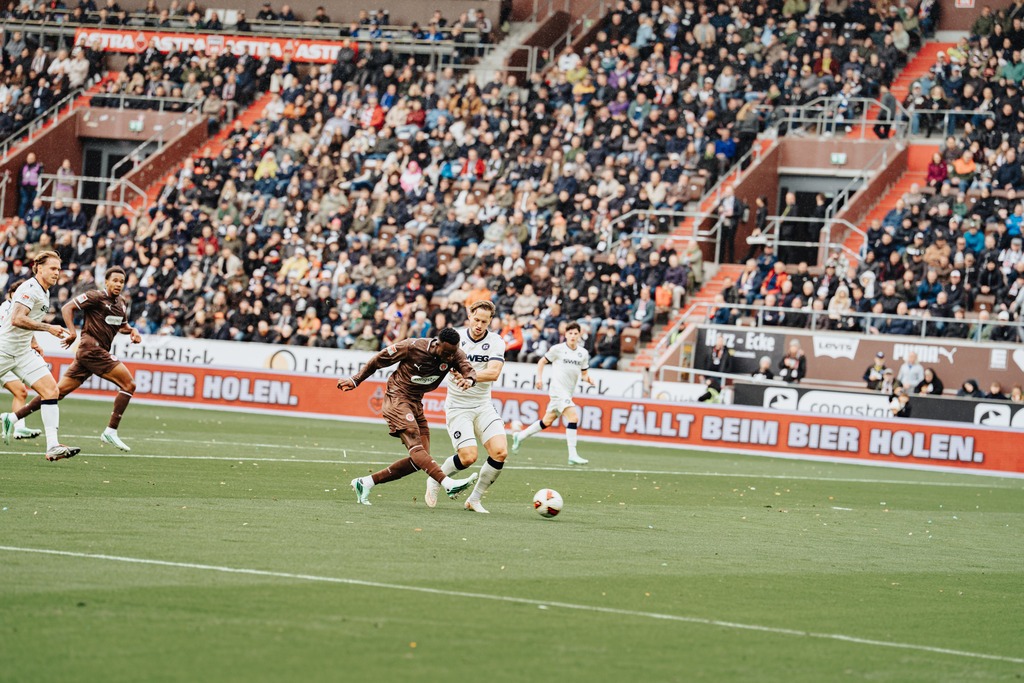 HEN04667 | Der offizielle Shop für FC St. Pauli Fotos. Wähle aus Spielszenen & Fanmomenten dein FCSP Wunschformat. Wir liefern Millerntor-Atmosphäre.