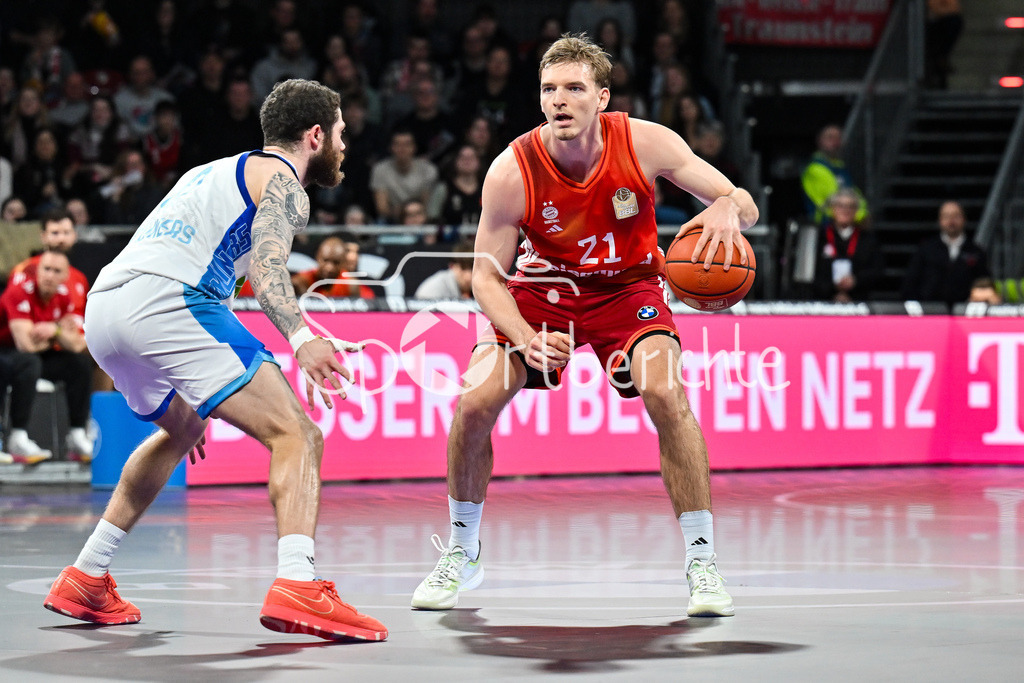 FC Bayern München - Skyliners Frankfurt | MUNICH, GERMANY - 17. FEBRUARY: im Duell Logan JOHNSON (Skyliners Frankfurt 0) und Justus HOLLATZ (FC Bayern Basketball 21) während dem Spiel zwischen dem FC Bayern München und den Skyliners Frankfurt am 21. Spieltag der easyCredit BBL im BMW Park