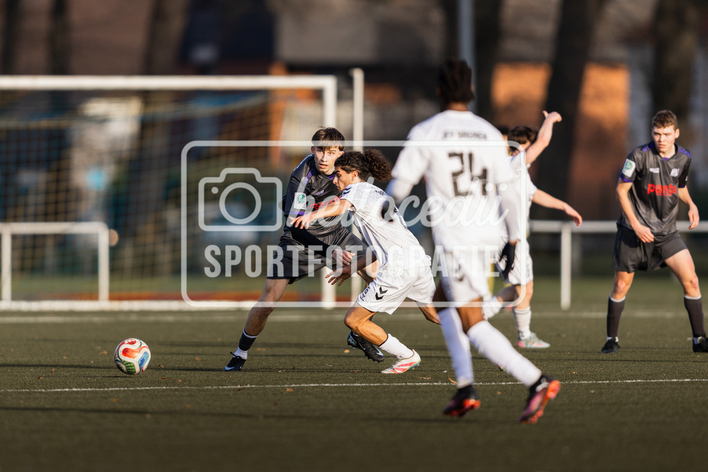 Fußball I Herren I Saison 2025-2026 I Freundschaftsspiel I VFL Osnabrück A-Junioren - JFV Bremen-093 | Siban Abdulkader (6, JFV Bremen) im Zweikampf - Realisiert mit Pictrs.com