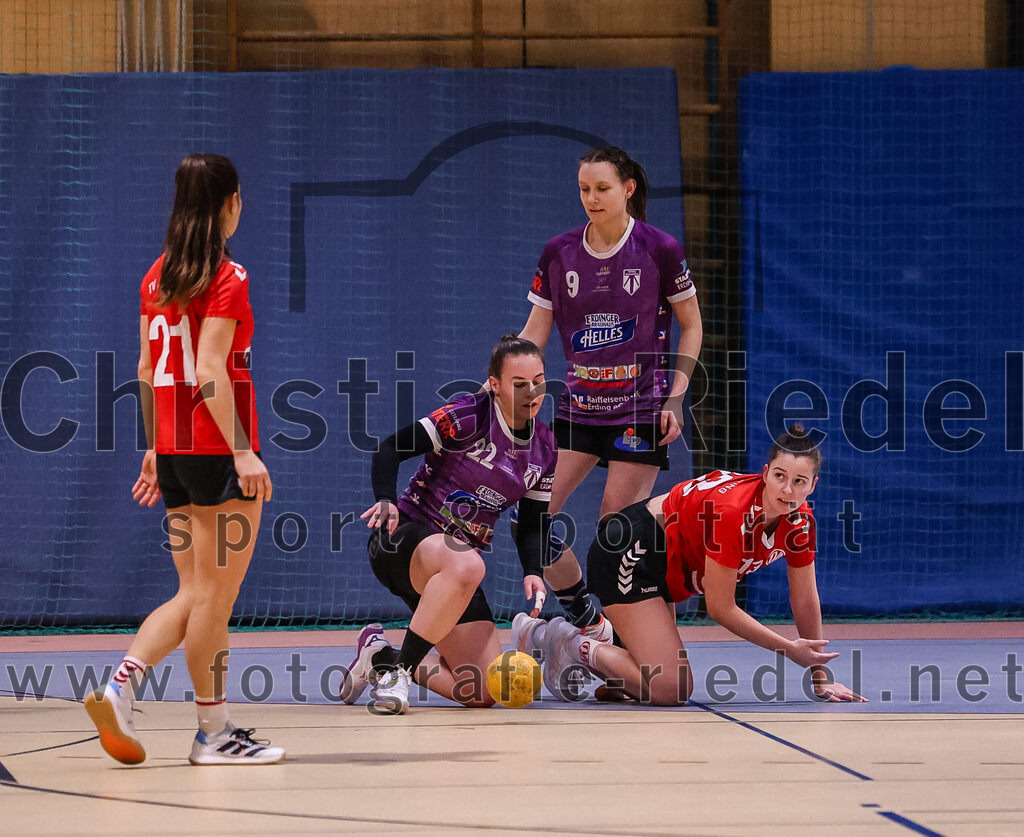 2025-01-18_032_SpVgg_Altenerding_gegen_TV_Altoetting | Erding, Deutschland, 18.01.2025:Handball, Bezirksoberliga Frauen Altbayern 2024 / 2024, 11. Spieltag, SpVgg Altenerding gegen TV Altötting, Endergebnis: 19:24Eva Taubeneder (TV Altötting, #21), Johanna Taubmann (SpVgg Altenerding, #22), Julia Kranich (SpVgg Altenerding, #9), Stefanie Koller (TV Altötting, #13)Foto: Christian Riedel / fotografie-riedel.net