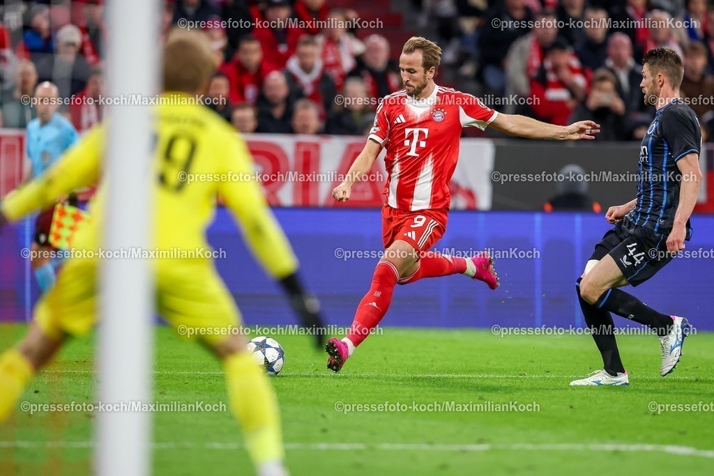 UCL22102501073 | 22.10.2025, Fußball, UEFA Champions League, FC Bayern München - Club Brügge, Allianz Arena, Saison 2025 2026: Harry Kane (FC Bayern Muenchen #09) im Zweikampf gegen  Brandon Mechele (Club Bruegge #44) beim Schuss auf das Tor von Torwart Nordin Jackers (Club Bruegge #29) Regulations prohibit any use of photographs as image sequences and or quasi-video.