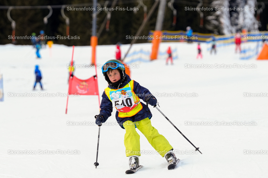 SRF_02.01.2026_0930 | Skirennfotos,Serfaus,Fiss,Ladis,Kinderskirennen,Winter,Tirol,Oberland,skirace,SFL,feelfree,weil wir's genießen,ski,Ski,skifahren,Sonnenplateau, - Realisiert mit Pictrs.com