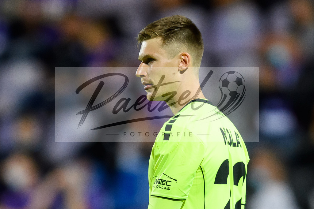 OSNVKO2021090620210906_198 | Fussball, Herren: Torwart Moritz Nicolas (FC Viktoria Koeln) schaut beim Spiel der 3. Liga zwischen VfL Osnabrueck und FC Viktoria Koeln im Stadion an der Bremer Bruecke am 06.09.2021 in Osnabrueck, Deutschland.DFB / DFL REGULATIONS PROHIBIT ANY USE OF PHOTOGRAPHS AS IMAGE SEQUENCES AND/OR QUASI-VIDEO. - Realisiert mit Pictrs.com