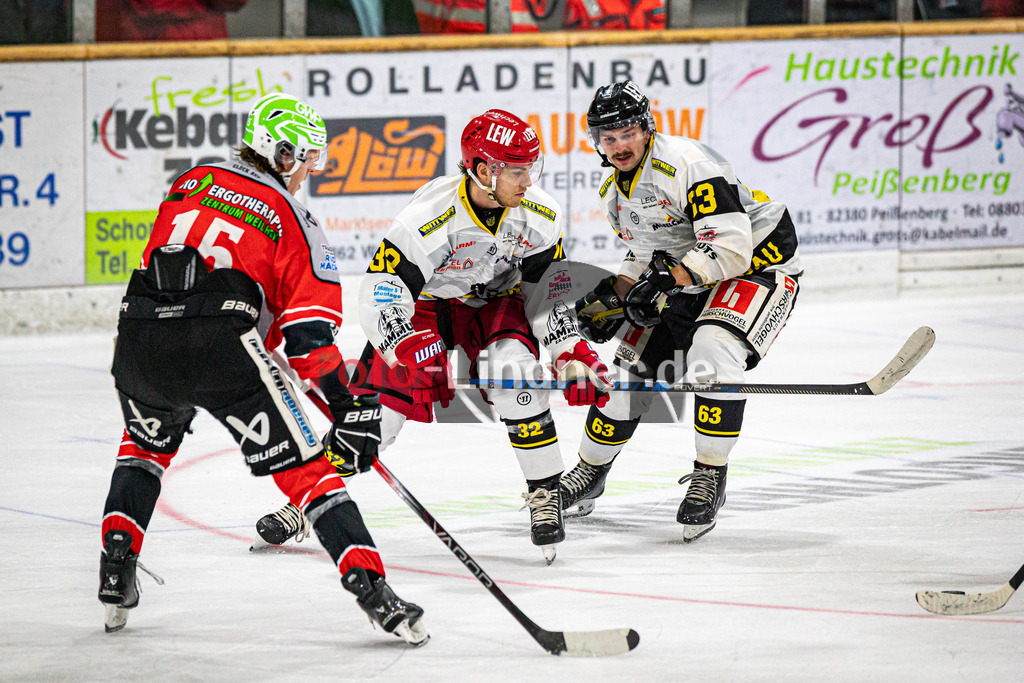 TSV Peißenberg MINERS gegen EA Schongau | Eishockey Bayernliga Herren Vorrunde 2024/25, TSV Peißenberg MINERS gegen EA Schongau, 20241031,Dennis KRUTSCH (MAMMUTS 32) in Aktion,2024-10-31 in Peißenberg (Eisstadion Peißenberg)Dennis KRUTSCH (MAMMUTS 32), Lucas SPINDLER (MAMMUTS 63)Copyright: WolfgangxLindner