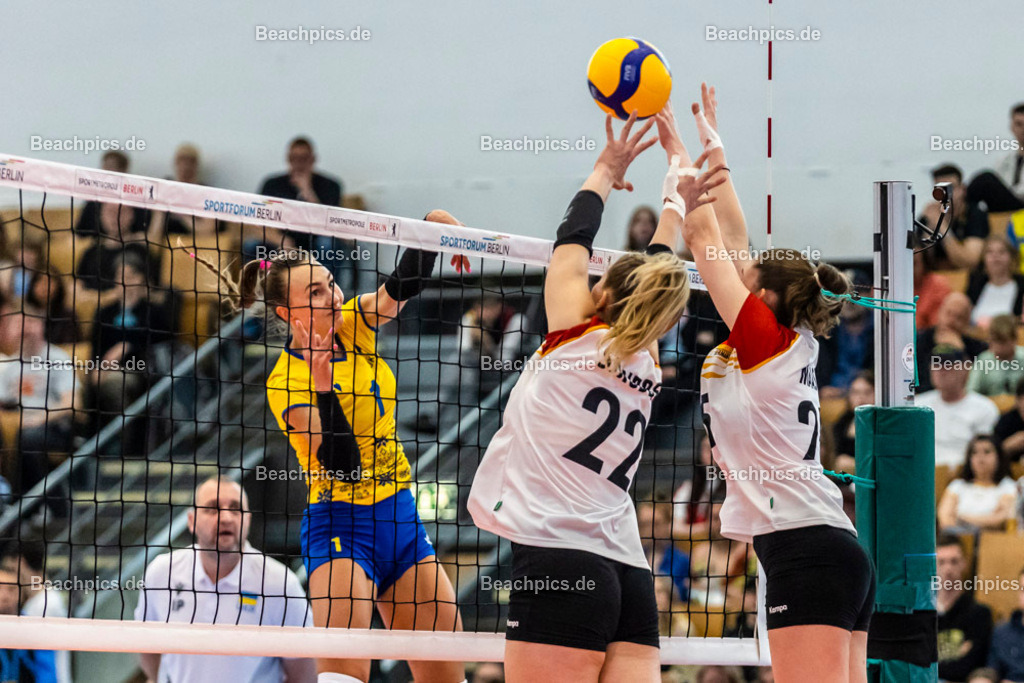 2023-00070887-Freundschaftsspiel-Deutschland-Ukraine | Angriff Oleksandra MILENKO UKR 20.05.2023; Berlin Foto: Gerold Rebsch - www.beachpics.de
