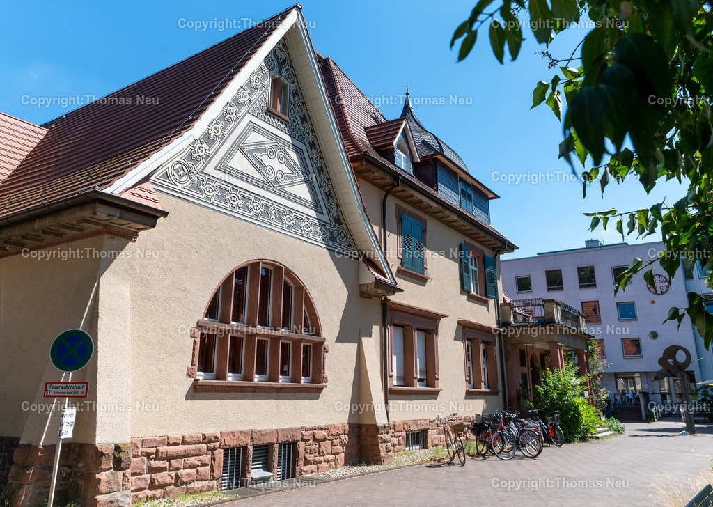 DSC_9544 | Die prachtvolle Villa Eulenhorst in der Heidelberger Straße 50 wurde 1912/13 von Heinrich Metzendorf für Kommerzienrat Wilhelm Julius Euler errichtet. Heute beherbergt die ehemalige Familienvilla das Seniorenheim St. Elisabeth der Caritas – ein Beispiel für überlieferte Architektur mit sozialer Heute-Funktion