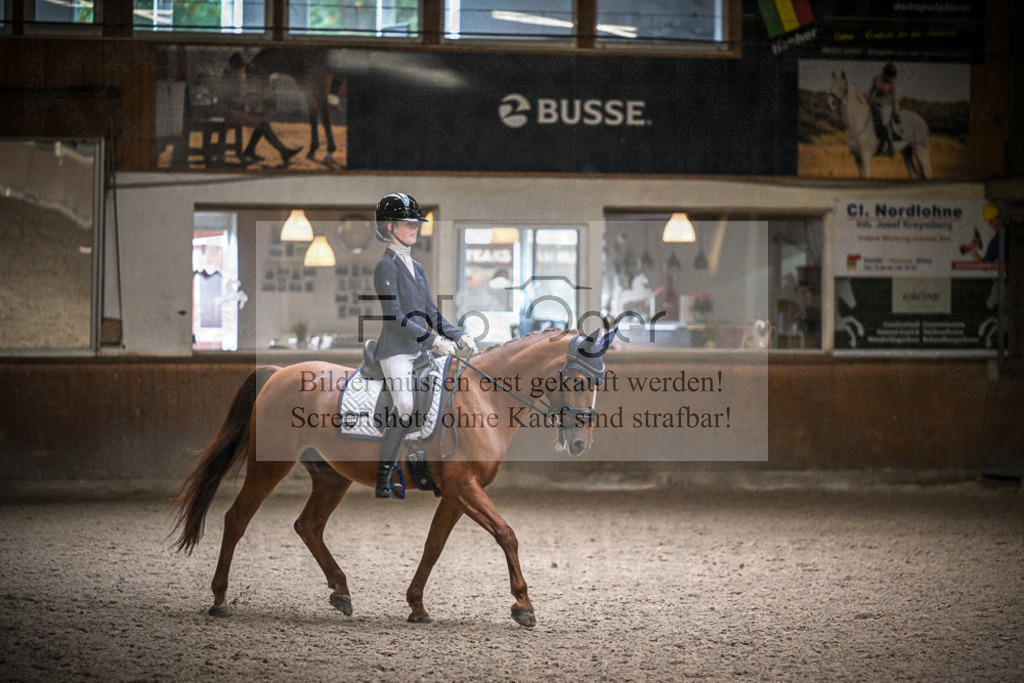DOS_1576 | Entdecke hochwertige Reitturnierfotos von Foto Oger. Professionell, emotional und authentisch – jetzt Lieblingsmomente im Shop bestellen.Deutschlandweite Turnierfotografie. - Realisiert mit Pictrs.com