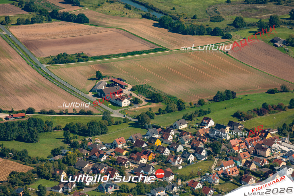 Luftaufnahme der Stadt Hallerndorf - Die Luftaufnahme wurde 2025 vom UL-Flugzeug heraus erstellt ( keine Drohne ) - Hochauflösende Luftaufnahme - für professionelle Ausdrucke geeignet. Die Geschenkidee !Mit Lizenz und Bildrechte bestellbar