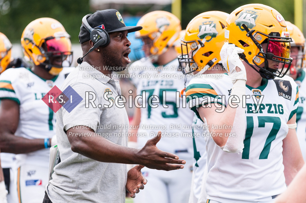 American Football, Saison 2022, European League of Football (ELF), Hamburg Sea Devils - Leipzig Kings, 14.08.2022, 11. Gameweek | Meech Eaton (Leipzig, Linebacker Coach) beschwert sich über einen umstrittenen Spielzug der Gegner.