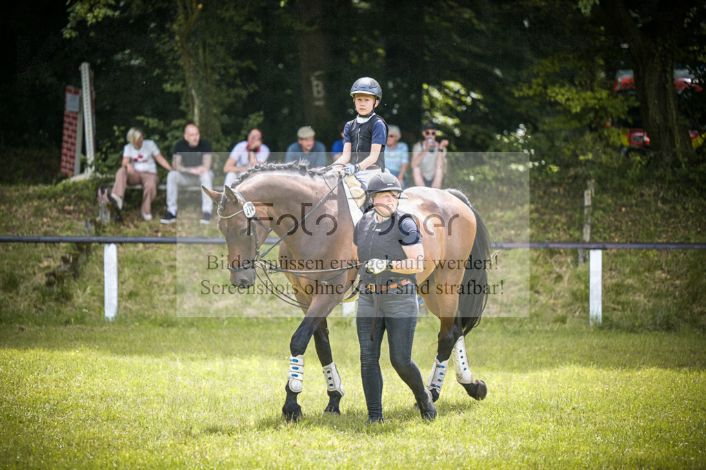 DOS_5554 | Entdecke hochwertige Reitturnierfotos von Foto Oger. Professionell, emotional und authentisch – jetzt Lieblingsmomente im Shop bestellen.Deutschlandweite Turnierfotografie. - Realisiert mit Pictrs.com