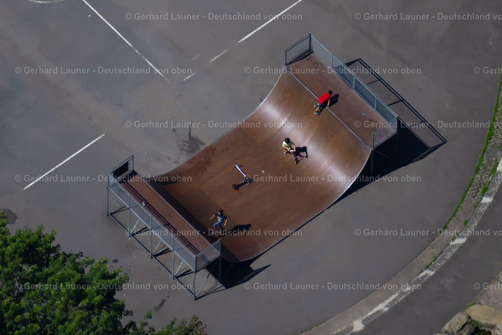 4036214 | BRAUNSCHWEIG 31.07.2020 Skatebahn und Skatebahn im Prinz-Albrecht-Park an der Herzogin-Elisabeth-Straße in Braunschweig im Bundesland Niedersachsen, Deutschland. // Skate track and skating rink in the Prinz-Albrecht-Park on Herzogin-Elisabeth-Strasse in Braunschweig in the state Lower Saxony, Germany. Foto: Gerhard Launer