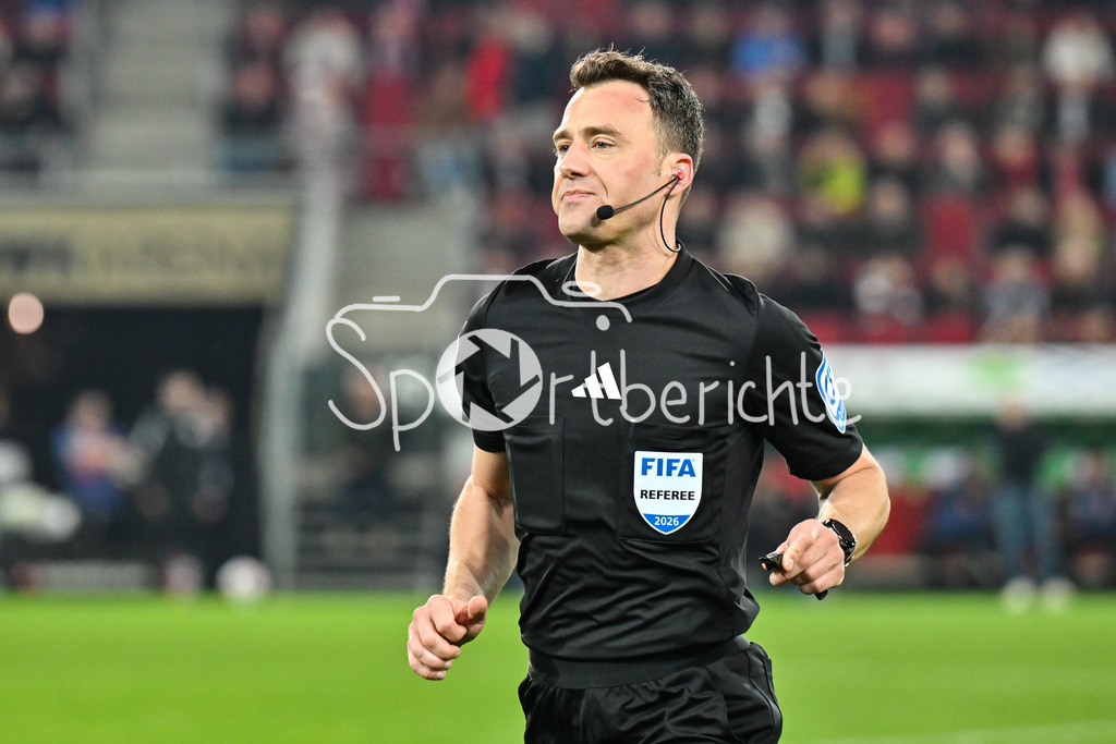FC Augsburg - VfB Stuttgart | AUGSBURG, GERMANY - 22. MAERZ: im Bild Schiedrichter Felix ZWAYER / Einzelfoto / Freisteller während dem Bundesligamatch zwischen dem FC Augsburg und dem VfB Stuttgart am 27. Spieltag in der WWK Arena / DFL REGULATIONS PROHIBIT ANY USE OF PHOTOGRAPHS AS IMAGE SEQUENCES AND/OR QUASI-VIDEO
