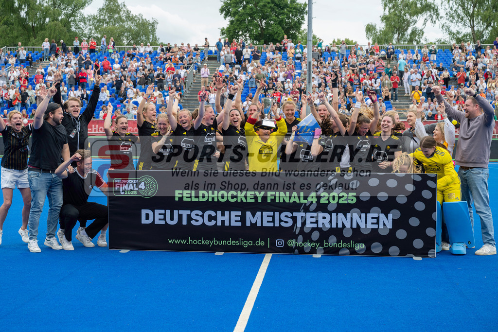 Final4_20250601-1312-Z82_9145 | Krefeld, Deutschland, 01.06.2025:  Feldhockey Final4 2025 – „Deutsche Feldhockey-Meisterschaften 2025“ Harvestehuder HTC - Düsseldorfer HC (Finale Damen) im Gerd-Wellen-Hockeyanlage am 01.06.2025 in Krefeld, Deutschland. (Foto von Kramhöller/Fehrmann/Kaste)Krefeld, Germany, 01.06.2025: Feldhockey Final4 2025 – „Deutsche Feldhockey-Meisterschaften 2025“ Harvestehuder HTC - Düsseldorfer HC (Finale Damen) in Gerd-Wellen-Hockeyanlage at 01.06.2025 in Krefeld, Deutschland. (Foto from Kramhöller/Fehrmann/Kaste)