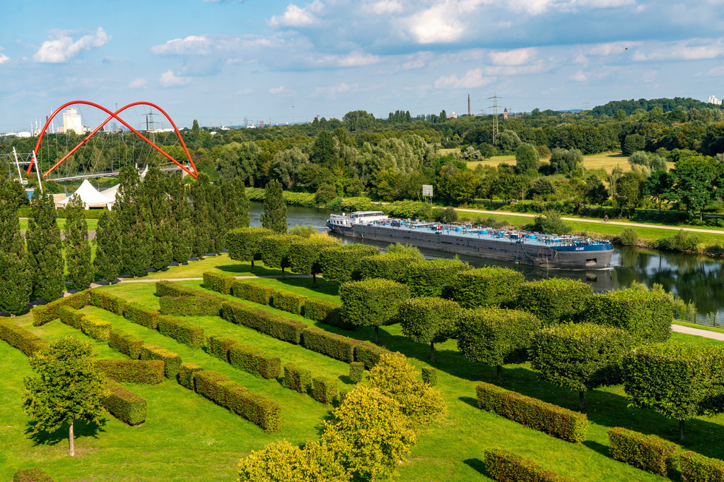 JT-210831 | Der Nordsternpark, ehemaliges Gelände der Zeche Nordstern, Frachtschiff auf dem Rhein-Herne-Kanal, in Gelsenkirchen, NRW, Deutschland,  - Realisiert mit Pictrs.com
