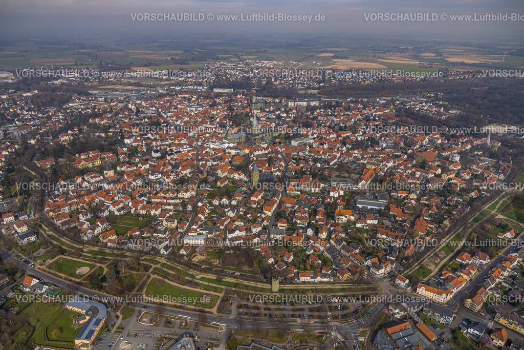 Soest240307605 | Luftbild, Wohngebiet Ortsansicht mit Altstadt, Altstadt Wallring und Rosengarten, Fernsicht, Soest, Soester Börde, Nordrhein-Westfalen, Deutschland