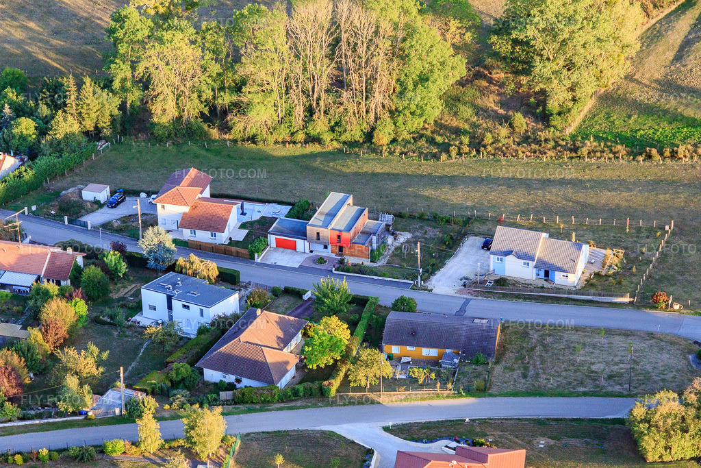 Aerial view: Rue d'Autrey in Pierreville in the state Meurthe et Moselle, France. – Photo: IMG_117890.jpg taken on 09/14/2019 by Werner Riehm/FLY-FOTO.com – Resolution of the original: 5324 x 3549 px