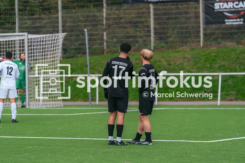SSV Germania Wuppertal – Cronenberger SC | Younes El-Abdouni (17, Cronenberger SC) und Luis Rosenecker (14, Cronenberger SC) bei einem Freistoß. Bezirksliga Niederrhein, Gruppe 2: SSV Germania Wuppertal gegen Cronenberger SC, Wuppertal, 11.10.2026. Endstand: 1:4. sportimfokus / Marcel Schwering - Realisiert mit Pictrs.com
