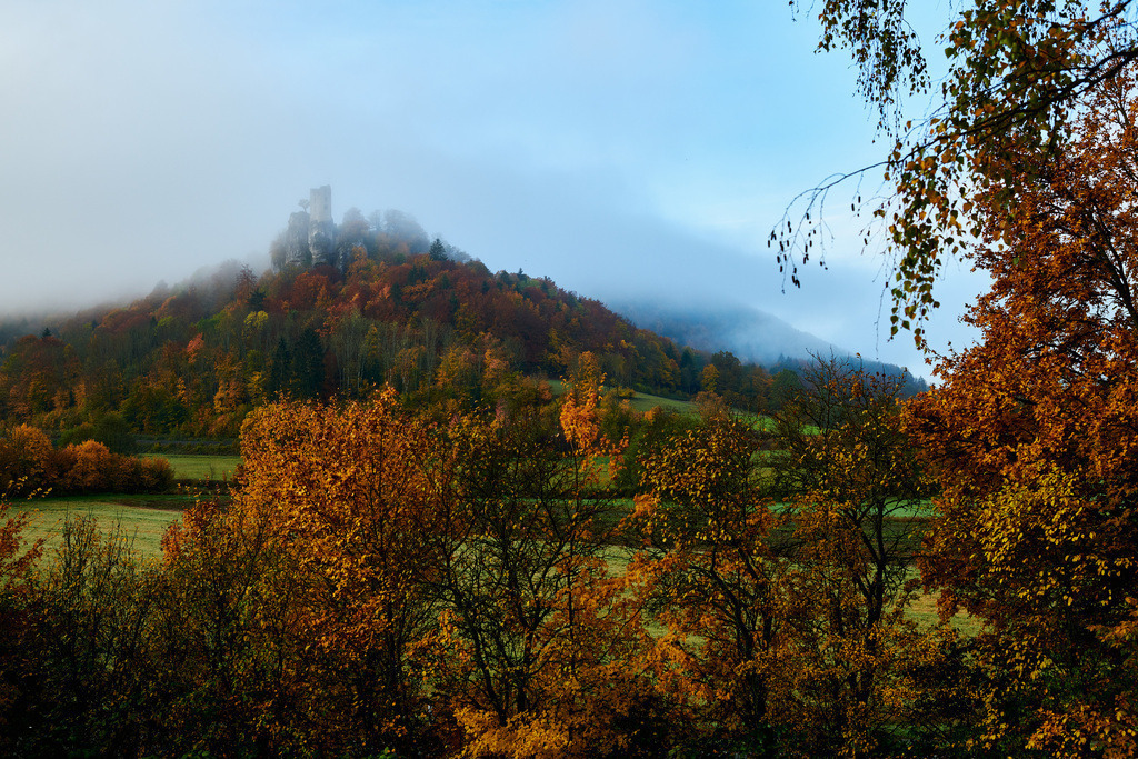CS-201025-1951-1 | Blick auf die Ruine Neideck bei Nebel im Herbst