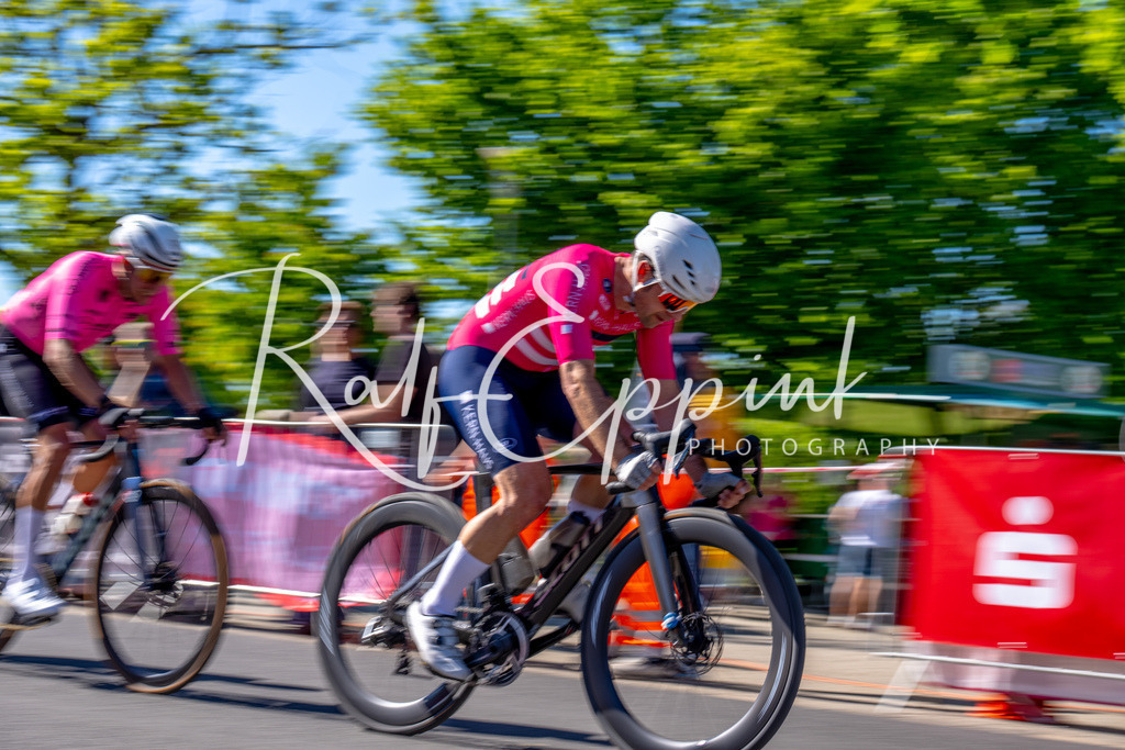 Spurt in den Mai 2026 - Großer Preis der Sparkasse Neuss | Annual one-day road cycling race "Großer Preis der Sparkasse Neuss" held in Büttgen, Germany, organized by VfR Büttgen 1912 e.V. The event features multiple races across all age categories from U11 youth to Elite men. - Realisiert mit Pictrs.com