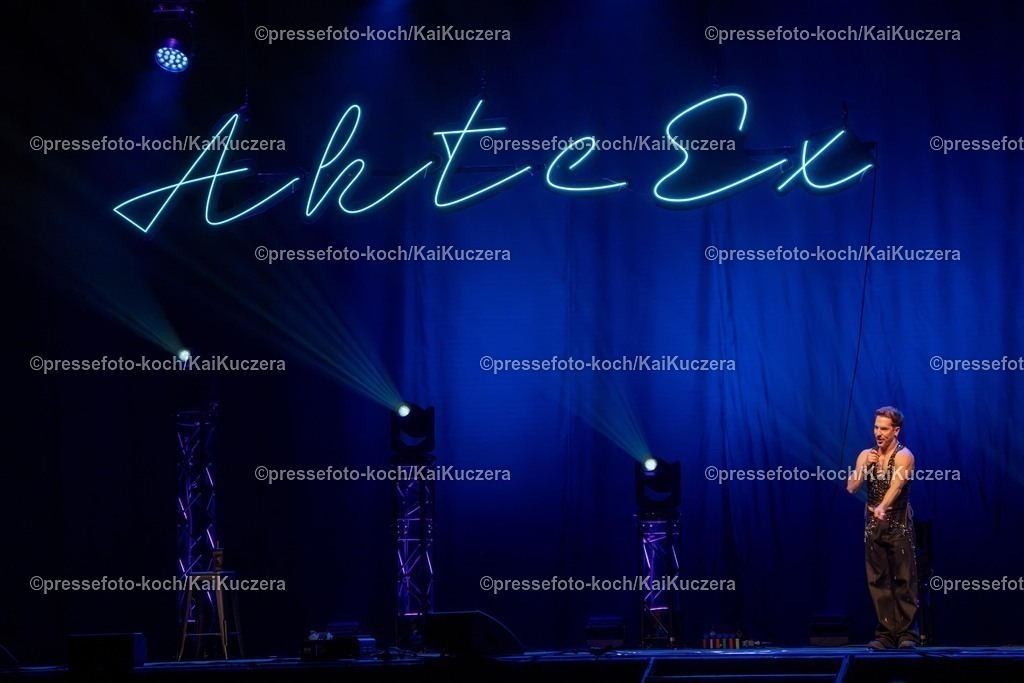 xKKU1502250101035 | 15.02.2025, xkkux, Düsseldorf, Entertainer Nico Stank - performt bei seinem Bühnenprogramm Akte Ex in der Mitsubishi Electric HALLE. 