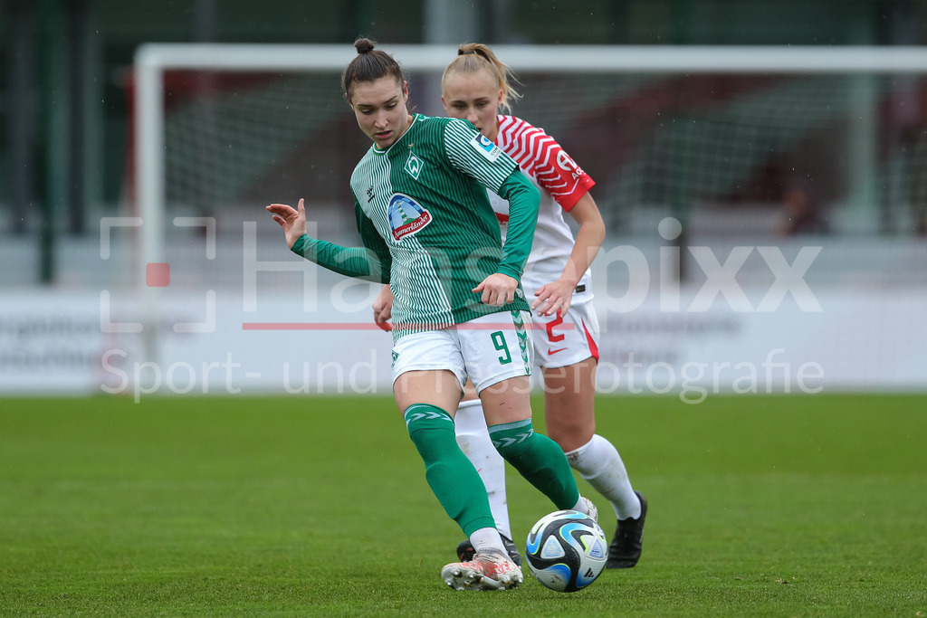 Fussball, Google Pixel Frauen-Bundesliga, RB Leipzig - SV Werder Bremen | v.li.: Sophie Weidauer (SV Werder Bremen, 9) am Ball, Einzelbild, Ganzkörper, Aktion, Action, Spielszene, Frederike Kempe (RB Leipzig, 2) DIE DFB-RICHTLINIEN UNTERSAGEN JEGLICHE NUTZUNG VON FOTOS ALS SEQUENZBILDER UND/ODER VIDEOÄHNLICHE FOTOSTRECKEN. DFB REGULATIONS PROHIBIT ANY USE OF PHOTOGRAPHS AS IMAGE SEQUENCES AND/OR QUASI-VIDEO.