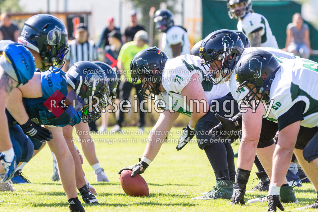 American Football, Saison 2022, Regionalliga Nord, Hamburg Blue Devils - Oldenburg Knights, Dr.-Hermann-Schnell-Sportplatz (Hamburg), 06.08.2022, 07. Gameweek | Tarek Tippelt (#71, Oldenburg, Center) wartet auf den Snap auf der Line of Scrimmage.