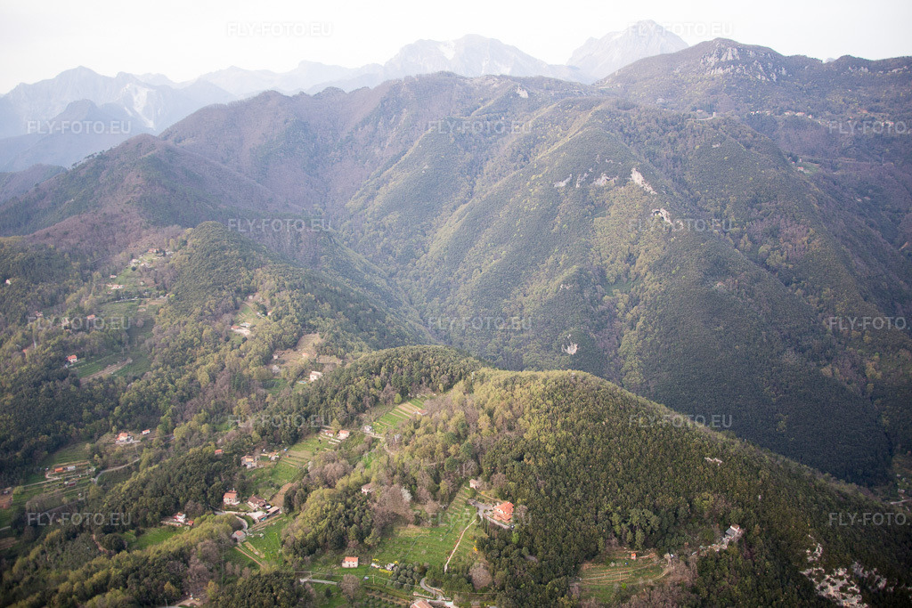 Vue aérienne: Vue de la ville à Valdicastello dans le département Toscane, Italie. Photo: IMG_087026.jpg prise le 03/04/2016 par Werner Riehm/FLY-FOTO.eu – Résolution de l'original: 5472 x 3648 px