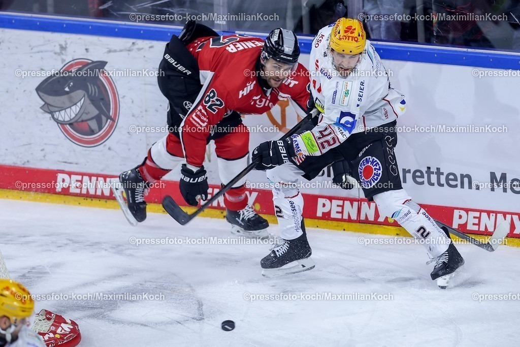 KEC24032501064 | 24.03.2025, Eishockey, DEL Play-offs, Kölner Haie - Fischtown Pinguins Bremerhaven, Viertelfinale Spiel 4, Lanxess-Arena Köln: Alexandre Grenier (Kölner Haie #82) im Zweikampf gegen Matthew Abt (Fischtown Pinguins #42) 