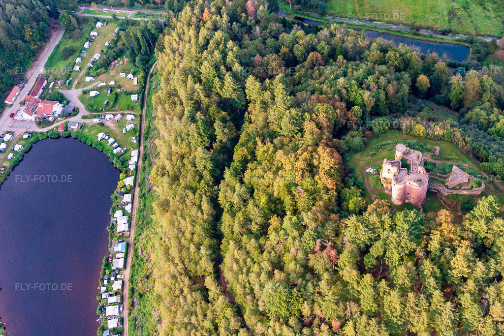Luftbild: Burgruine Neudahn über dem Campingplatz Neudahner Weiher in Dahn im Bundesland Rheinland-Pfalz in Deutschland. Foto: IMG_139059.jpg vom 30.09.2023 durch Werner Riehm/FLY-FOTO.deWWW.SUEDWESTPFALZ-TOURISTIK.DE