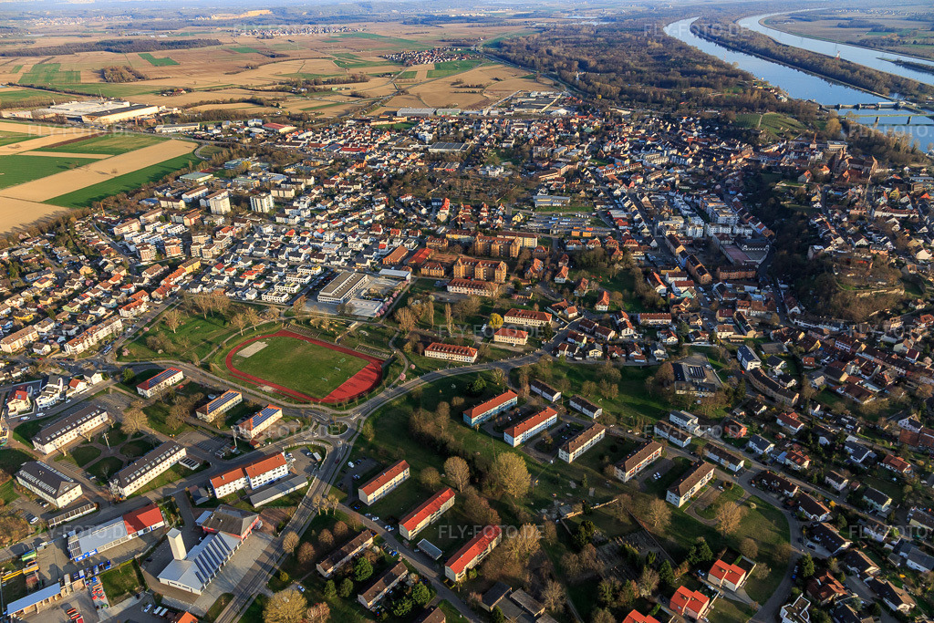 Luftbild: Isenbergstraße und Franzosen-Sportplatz in Breisach am Rhein im Bundesland Baden-Württemberg in Deutschland. Foto: IMG_113172.jpg vom 22.03.2019 durch Werner Riehm/FLY-FOTO.de