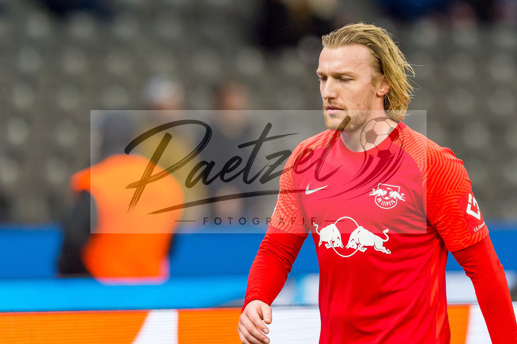 BSCRBL20220220_216 | Fussball, Herren: Emil Forsberg (RB Leipzig) schaut bei dem Spiel der 1. Bundesliga zwischen Hertha BSC und RB Leipzig im Olypiastadion am 20.02.2022 in Berlin, Deutschland.DFB / DFL REGULATIONS PROHIBIT ANY USE OF PHOTOGRAPHS AS IMAGE SEQUENCES AND/OR QUASI-VIDEO. - Realisiert mit Pictrs.com
