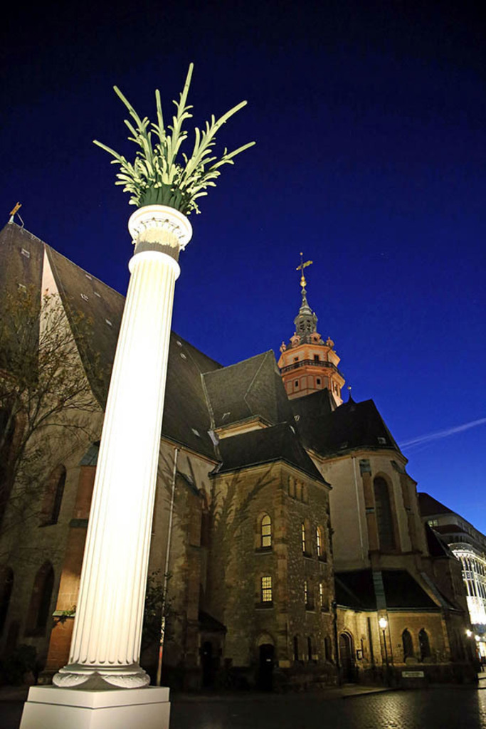 Foto: Leipzig - Nikolaisäule und Nikolaikirche bei Nacht | Das Team hinter BILDLEXIKON LEIPZIG bündelt historische wie aktuelle Informationen über die Stadt Leipzig in Text und Bild auf einer Plattform und stellt diese der interessierten Öffentlichkeit zur Verfügung.