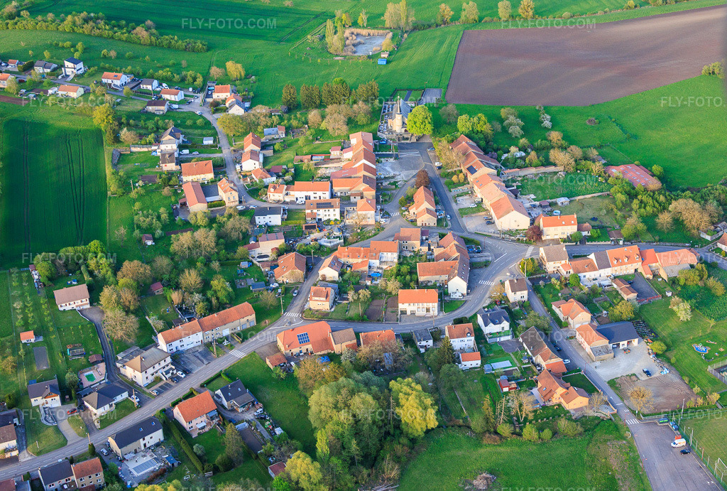 Aerial view: View of the town from the southwest in Altrippe in the state Moselle, France. – Photo: IMG_154773.jpg taken on 04/17/2026 by Werner Riehm/FLY-FOTO.com – Resolution of the original: 5439 x 3673 px