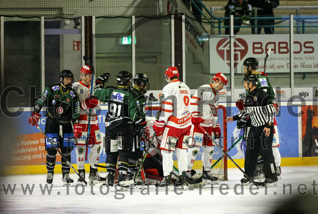 2022-11-13_009_TSV_Erding_gegen_TEV_Miesbach | Erding, Deutschland, 13.11.2022:
Eishockey, Bayernliga 2022 / 2023, 13. Spieltag, TSV Erding gegen TEV Miesbach, Endergebnis: 

Dennis Henter (Erding Gladiators, #65), Rudolf Lorenz (Erding Gladiators, #91), Florian Heiß (TEV Miesbach, #9)

Foto: Christian Riedel / fotografie-riedel.net
