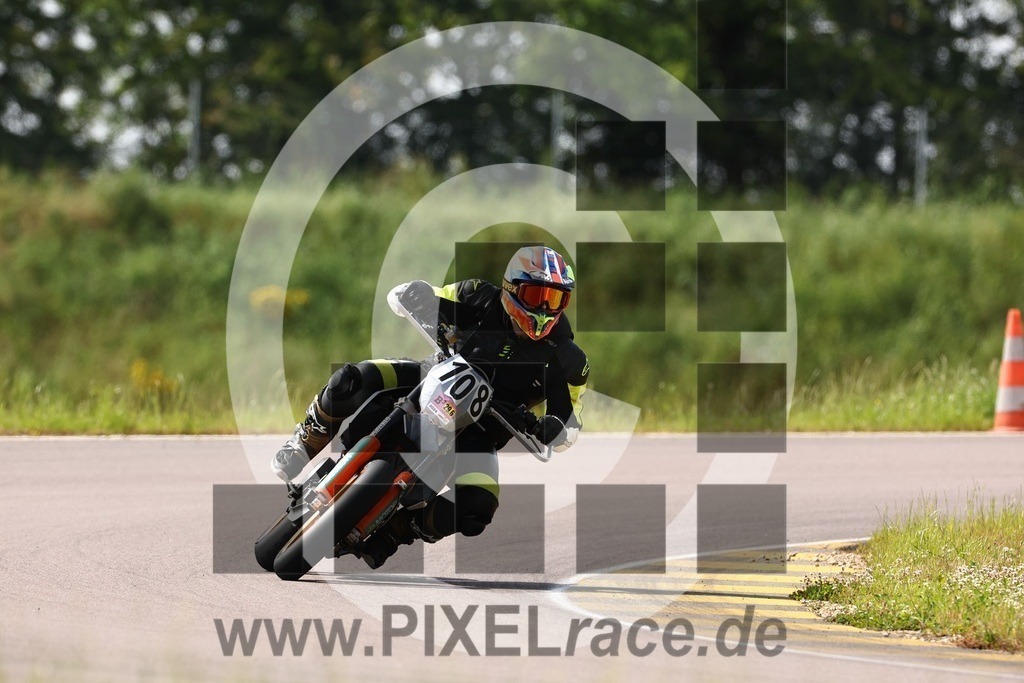 0108-20240629_00874 | Schöne Erinnerungen an spannende Momente - das festzuhalten ist unser Job. PIXELrace.de ist seit 2003 auf den Rennstrecken Europas unterwegs um die Action draußen beim Fahren und die wunderbare Stimmung imm Fahrerlager für euch einzufangen.