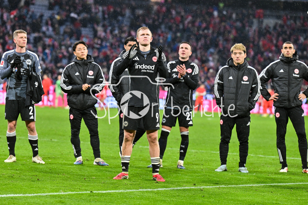 FC Bayern München - Eintracht Frankfurt | MUNICH, GERMANY - 21. FEBRUARY: die Spieler der SGE bedanken sich bei den mitgereisten Fans aus Frankfurt nach dem Bundesligamatch zwischen dem FC Bayern München und der SG Eintracht Frankfurt am 23. Spieltag in der Allianz Arena / DFL REGULATIONS PROHIBIT ANY USE OF PHOTOGRAPHS AS IMAGE SEQUENCES AND/OR QUASI-VIDEO / Jonathan BURKHARDT (Eintracht Frankfurt 9)