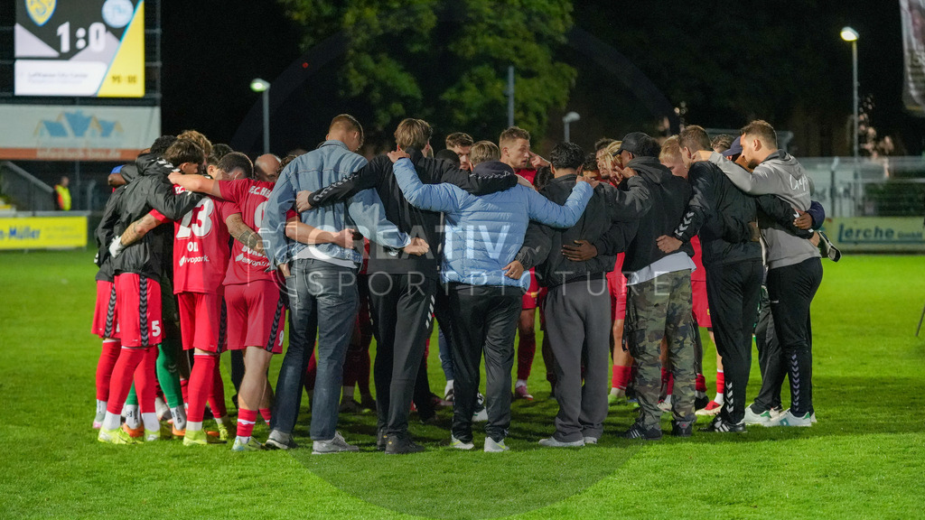 Fußball, Herren, Saison 2025/2026, Regionalliga Nordost, 8. Spieltag, FSV 63 Luckenwalde vs. FC Hertha 03 Zehlendorf, Dienstag 16.09.2025, Werner-Seelenbinder-Stadion Luckenwalde, | Fußball, Herren, Saison 2025/2026, Regionalliga Nordost, 8. Spieltag, FSV 63 Luckenwalde vs. FC Hertha 03 Zehlendorf, Dienstag 16.09.2025, Werner-Seelenbinder-Stadion Luckenwalde, Im Bild: Enttäuschung bei Hertha 03 Zehlendorf nach der Niederlage gegen Luckenwalde. - Realisiert mit Pictrs.com