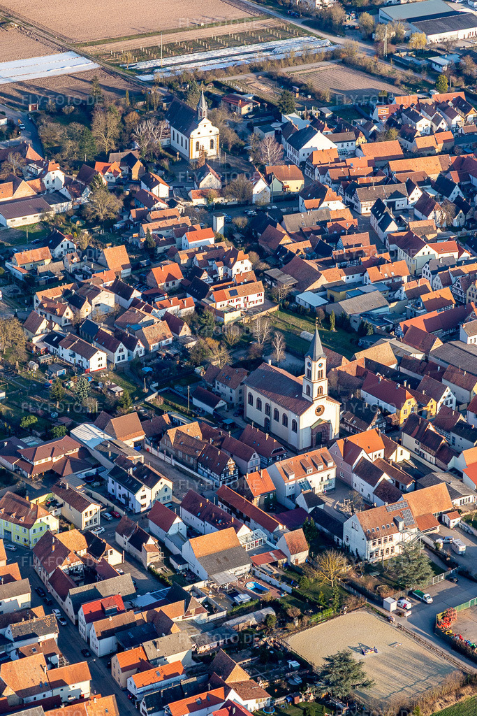 Luftbild: St. Bartholomäus und Protestantische Kirche Zeiskam in Zeiskam im Bundesland Rheinland-Pfalz in Deutschland. Foto: IMG_130806.jpg vom 09.03.2022 durch Werner Riehm/FLY-FOTO.de