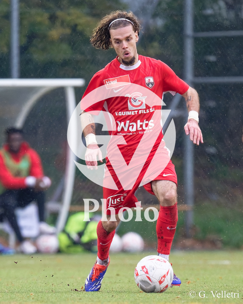 Promotion League - FC Grand-Saconnex - FC Breitenrain | Edgar Dos Santos Gonçalves (6 FC Grand-Saconnex) en action (gros plan)  durant le match de Promotion League entre FC Grand-Saconnex et FC Breitenrain au Stade du Blanché à Grand-Saconnex, Suisse