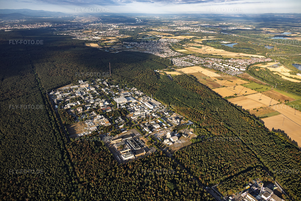 Luftbild: Karlsruhe Institut für Technologie - Campus Nord aus Nordosten im Ortsteil Leopoldshafen in Eggenstein-Leopoldshafen im Bundesland Baden-Württemberg in Deutschland. – Foto: IMG_158306.jpg vom 06.08.2026 durch Werner Riehm/FLY-FOTO.de – Auflösung des Originals: 5660 x 3773 px – KIT - Karlsruher Institut für Technologie KIT