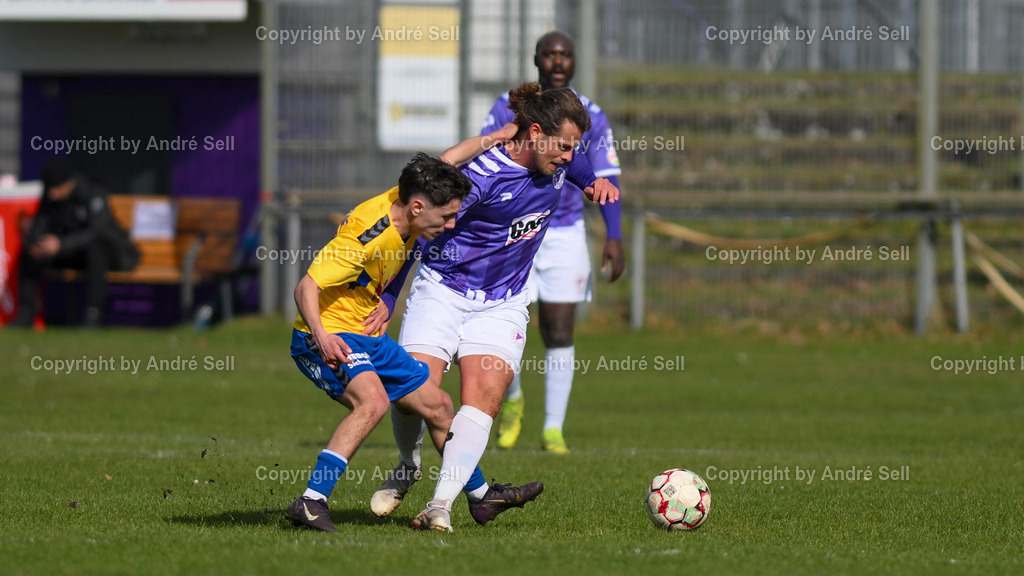 VfR Neumünster vs SV Todesfelde | Kevin Schulz (VfR #18) vs Tünay Bektas (Todesfelde #29) / Fußball-Oberliga Männer 2025/2026 / VfR Neumünster vs SV Todesfelde / VfR Stadion / Neumünster / 15.03.26 - Realisiert mit Pictrs.com
