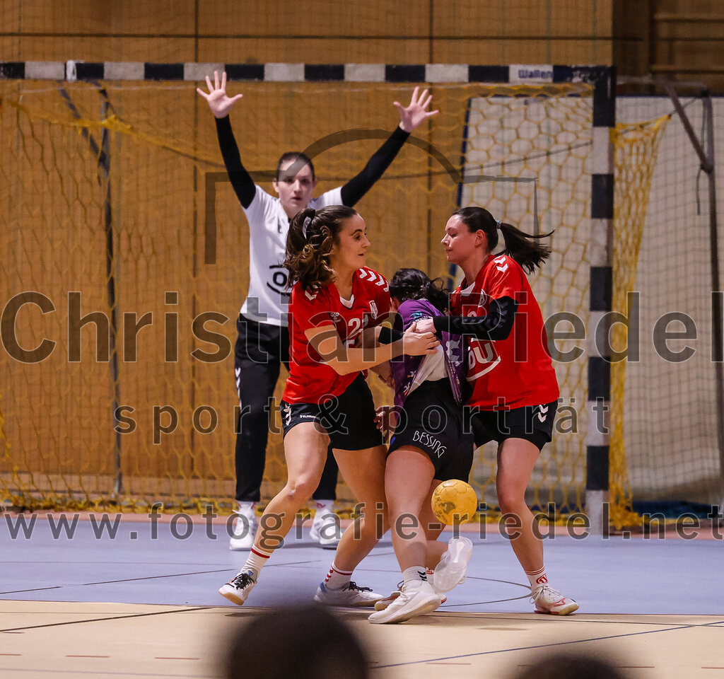 2025-01-18_114_SpVgg_Altenerding_gegen_TV_Altoetting | Erding, Deutschland, 18.01.2025:Handball, Bezirksoberliga Frauen Altbayern 2024 / 2024, 11. Spieltag, SpVgg Altenerding gegen TV Altötting, Endergebnis: 19:24Torfrau Verena Maier (TV Altötting, #1), Eva Taubeneder (TV Altötting, #21)Foto: Christian Riedel / fotografie-riedel.net