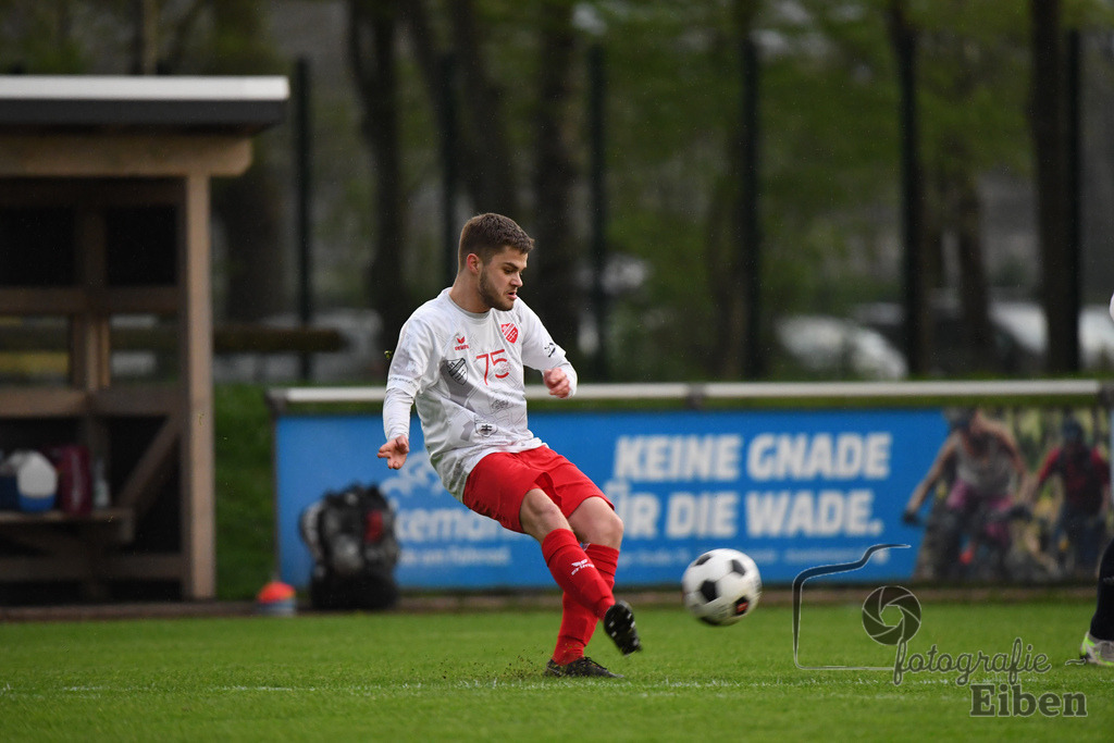 SV Eintracht Wiefelstede-VFL Bad Zwischenahn | Herren Kreisliga; SV Eintracht Wiefelstede (weiß)-VFL Bad Zwischenahn (blau) am 09.04.2024; in Wiefelstede (Sportanlage Am Breeden), Photo: Philip Eiben 2024 - Realisiert mit Pictrs.com