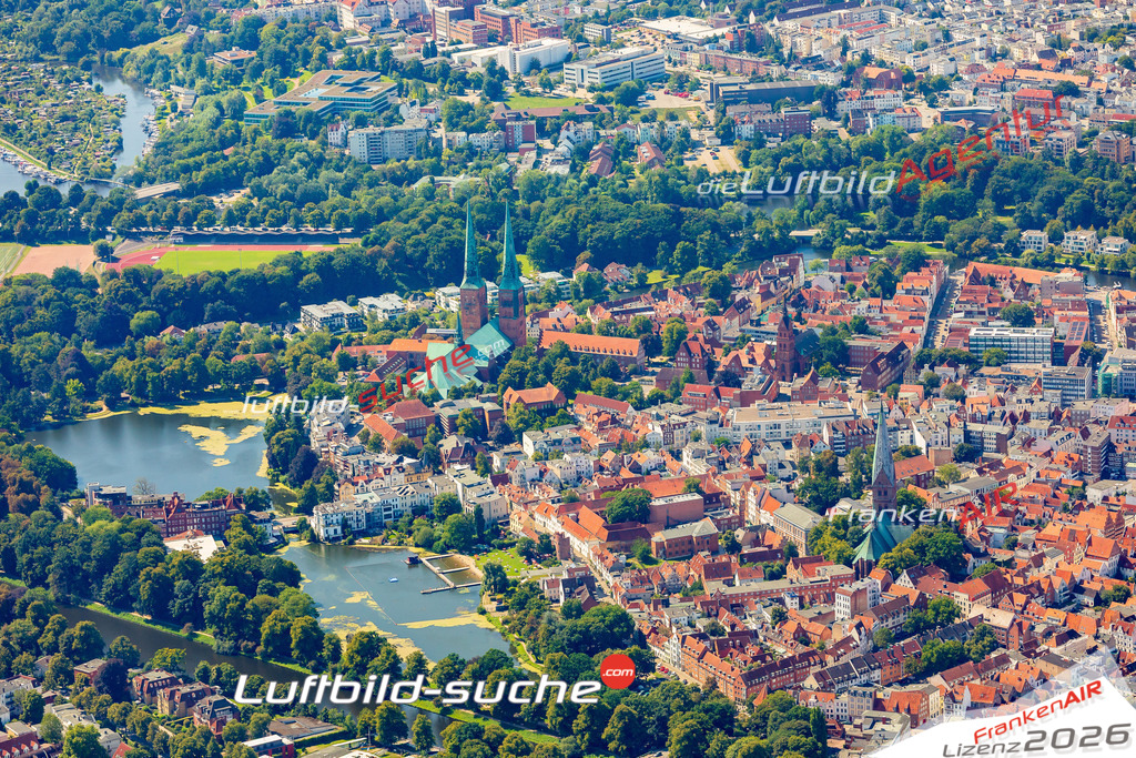 Innenstadt Dom Lübeck Bild- Das Luftbild wurde 2025 vom UL-Flugzeug heraus erstellt ( keine Drohne bzw. Drohnenaufnahme ) - Hochauflösende Luftaufnahme -Nicht vergleichbar mit Google Maps oder Satelittenbilder- Die Geschenkidee !Mit Lizenz und Bildrechte bestellbar - CC