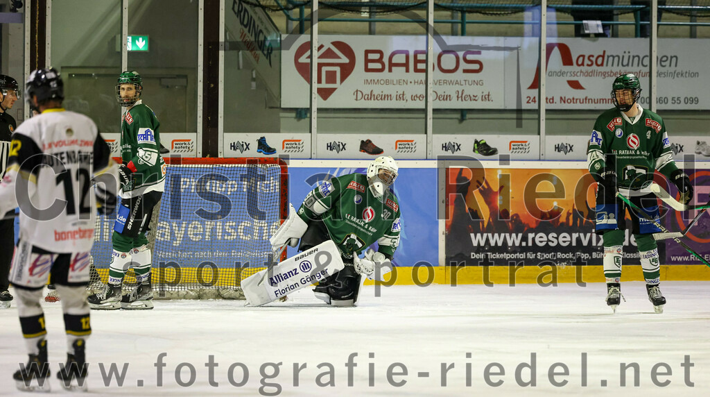2023-11-17_078_TSV_Erding_gegen_EA_Schongau | Erding, Deutschland, 17.11.2023:
Eishockey, Bayernliga Vorrunde 2023 / 2024, 10. Spieltag, TSV Erding gegen EA Schongau, Endergebnis: 12:4

Florian Zimmermann (Erding Gladiators, #5), Torwart Patrick Mayer (Erding Gladiators, #30), Simon Franz (Erding Gladiators, #4)

Foto: Christian Riedel / fotografie-riedel.net