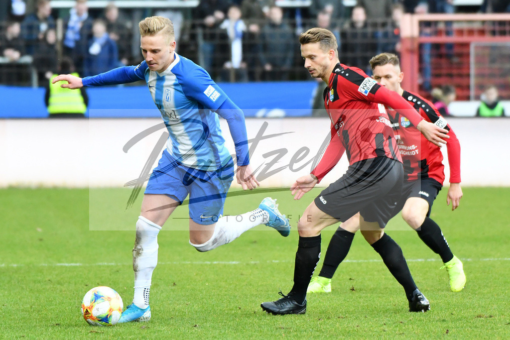 20200201_MEPCHE_0092 | Fußball, Herren: Willi Evseev (SV Meppen) und Maximilian Oesterhelweg (Chemnitzer FC) im Zweikampf waehrend des Spiels der 3. Liga zwischen SV Meppen und Chemnitzer FC in der Haensch-Arena am 01.02.2020 in Meppen, Deutschland. DFB / DFL REGULATIONS PROHIBIT ANY USE OF PHOTOGRAPHS AS IMAGE SEQUENCES AND/OR QUASI-VIDEO. - Realisiert mit Pictrs.com