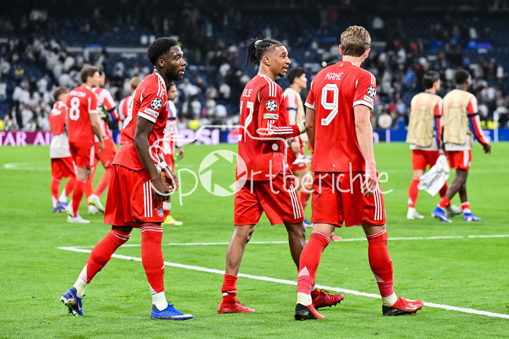 Real Madrid - FC Bayern München | MADRID, SPAIN - 07. APRIL: talking together - Alphonso DAVIES (FC Bayern Munich 19), Michael OLISE (FC Bayern Munich 17) and Harry KANE (FC Bayern Munich 9) after the UEFA Champions League match between Real Madrid vs. FC Bayern Munich on Quarterfinal first leg at Estadio Santiago Bernabeu